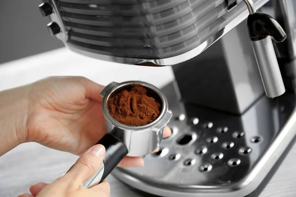 Espresso kahve makinesi kadın — Stok fotoğraf