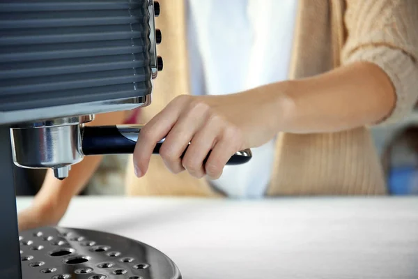コーヒー マシンでエスプレッソを作る女性 — ストック写真