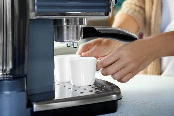 Frau macht Espresso in Kaffeemaschine — Stockfoto