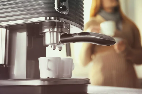 Изготовление эспрессо в кофеварке — стоковое фото