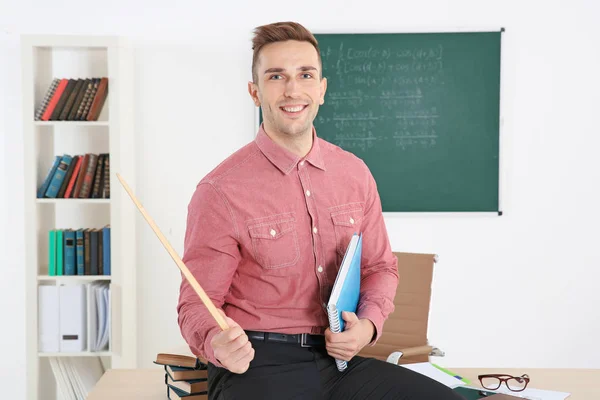 Junge männliche Lehrer bei der Lektion — Stockfoto