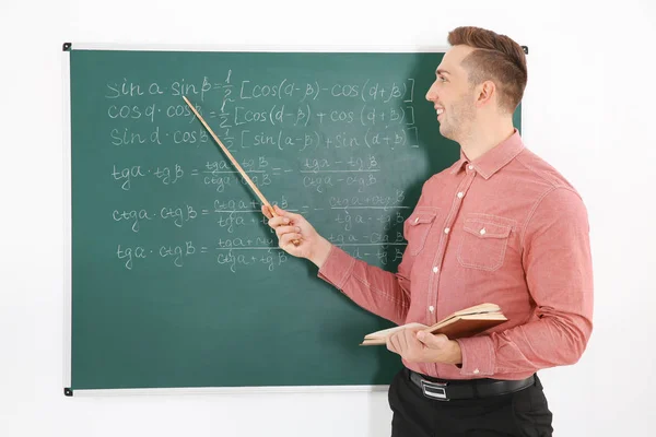 黒板の横に若い男性教師 — ストック写真
