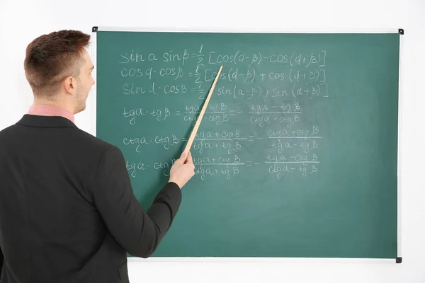 Blackboard yanında genç erkek öğretmen — Stok fotoğraf