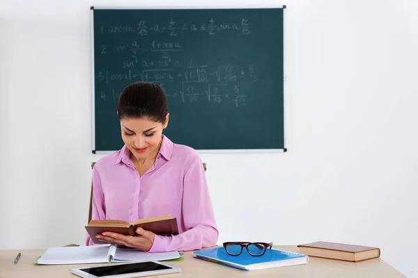 Junge schöne Lehrerin — Stockfoto