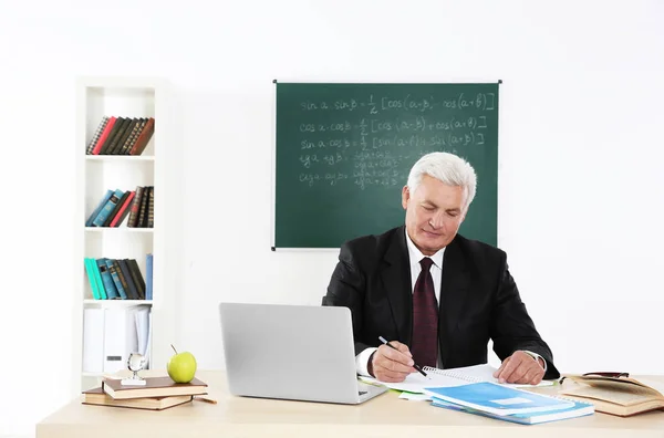 Senior docent aan de les — Stockfoto