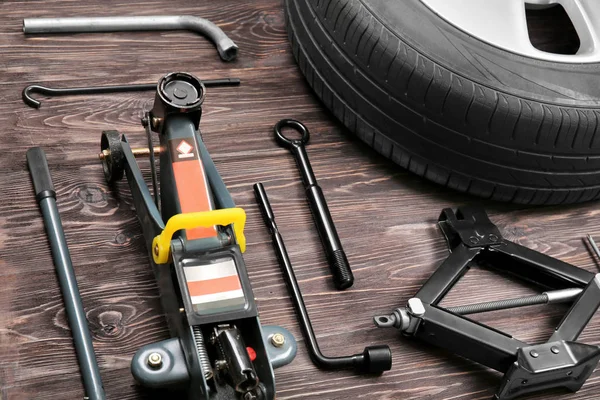 Car wheel with tools — Stock Photo, Image