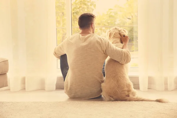 Man met schattige hond — Stockfoto