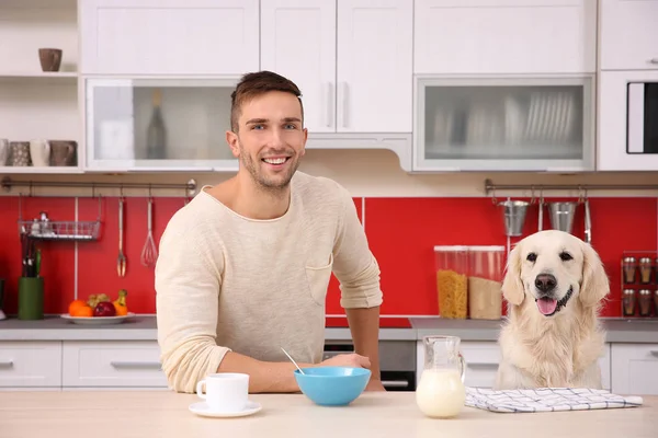 Uomo e cane godendo la colazione — Foto Stock