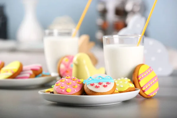 Plate with colourful Easter cookies — Stock Photo, Image