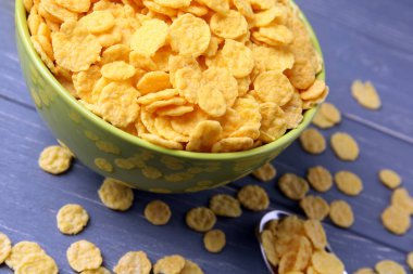 Yeşil kase mısır gevreği ile