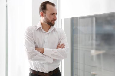 Depresif yakışıklı adam pencere ayakta