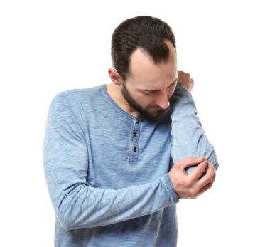 Yakışıklı adam dirsek ağrısı muzdarip