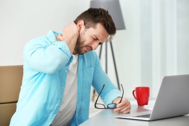 adam acı boyun ağrısı