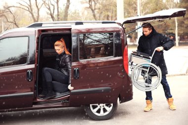 adam yükleme tekerlekli araba içine