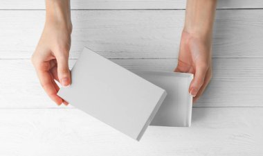 Beyaz kutu açılış eller