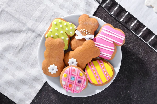 Assiette avec biscuits de Pâques colorés — Photo