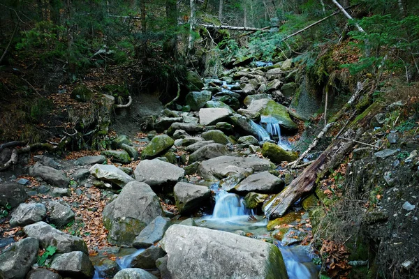 Córrego de montanha e pedras grandes — Fotografia de Stock