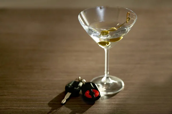 ガラス テーブルのアルコール飲料と車のキー しないでくださいドリンクとドライブの概念 — ストック写真
