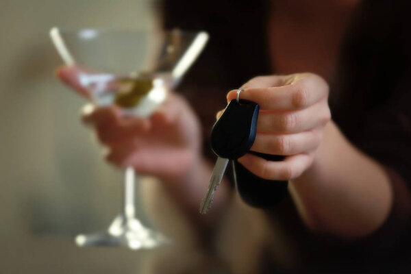 Женщина с ключом от машины и стеклом
