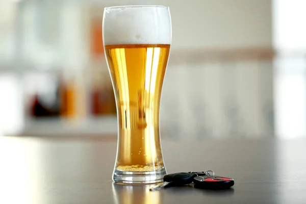 Glass of beer and car key — Stock Photo, Image