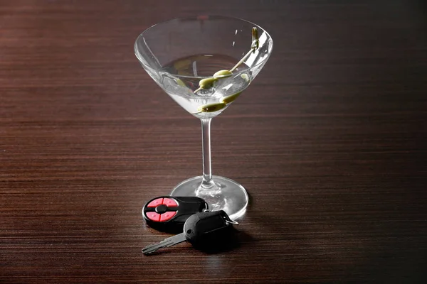 Üveg alkoholos ital- és autó kulcs — Stock Fotó