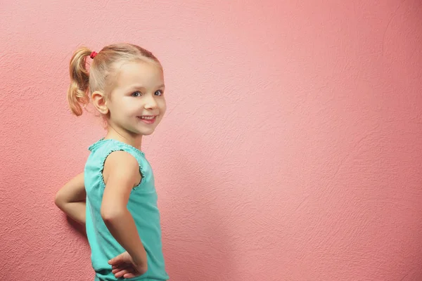 Niedliches kleines Mädchen — Stockfoto