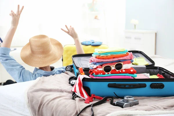 Geöffnete Reisetasche Mit Kleidung Und Glücklicher Frau Hintergrund — Stockfoto