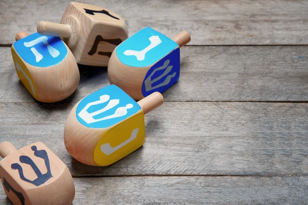 Dreidel auf Holztisch — Stockfoto