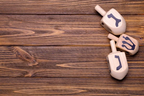 Dreidels på träbord — Stockfoto