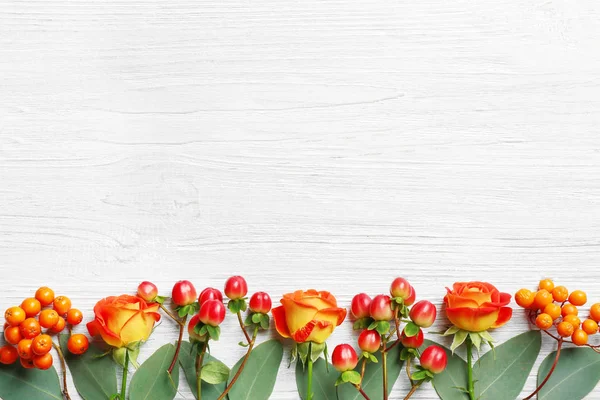 Hypericum com rosas e rowan — Fotografia de Stock