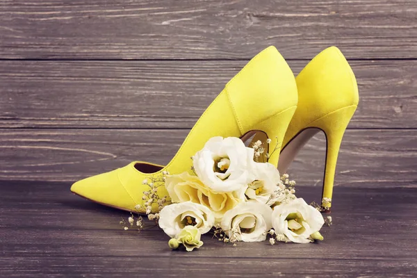 Gula skor med blommor — Stockfoto