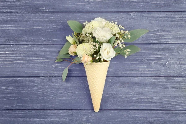 Waffle cone med sammansättningen av blommor — Stockfoto