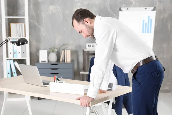 Déprimé bel homme au bureau — Photo