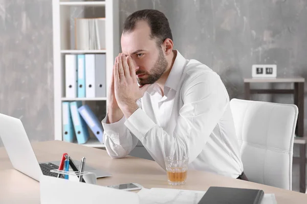 Depressiver Mann sitzt im Büro — Stockfoto