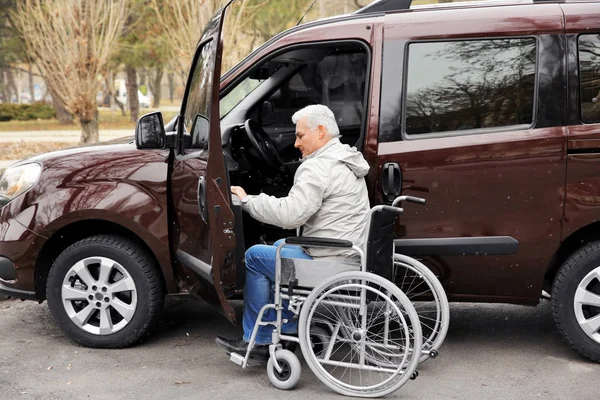 Hombre mayor en silla de ruedas — Foto de Stock