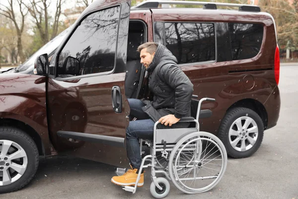 Joven en silla de ruedas — Foto de Stock