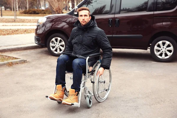 Młody człowiek na wózku inwalidzkim — Zdjęcie stockowe