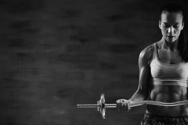 Barbell ile eğitim genç kadın. Siyah ve beyaz fotoğraf