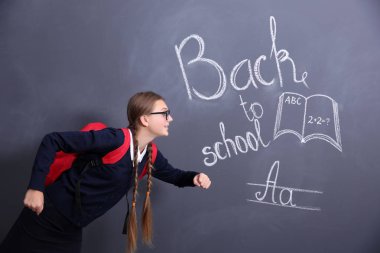 Sırt çantası ayakta okul blackboard yakınındaki kızla