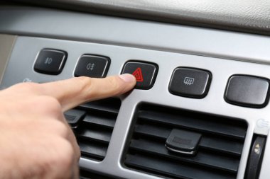 Araba acil uyarı düğmesine basarak el 