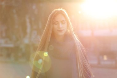 Parlak sonbahar günü açık havada güzel genç kadın