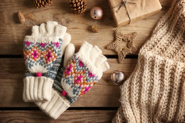 Ahşap masa üzerinde kış kompozisyon