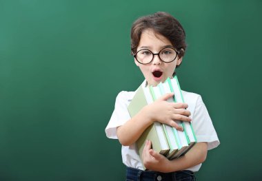 Arka plan üzerinde sevimli çocuk