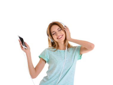 Genç kadın müzik dinliyor. 