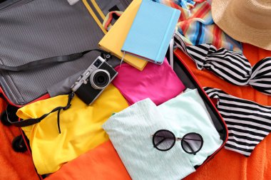 bavul giyim ile açın