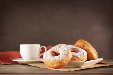 Lezzetli donuts kahve ile  