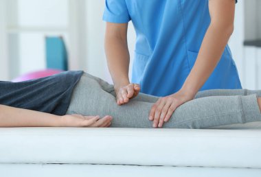 Hastayla çalışan fizyoterapist. 