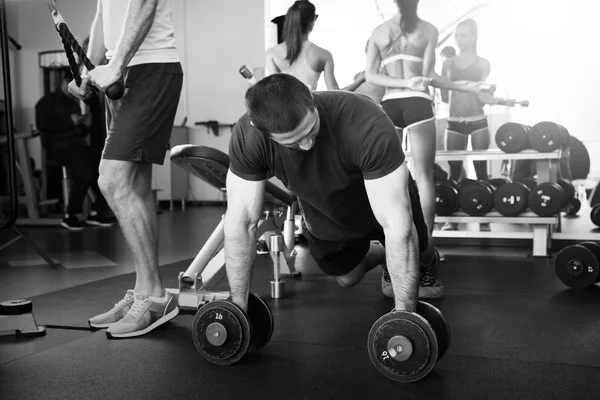 Jeune Homme Entraîne Gymnase Photo Noir Blanc — Photo