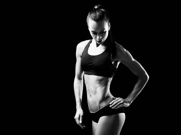 Sportig kvinna poserar — Stockfoto