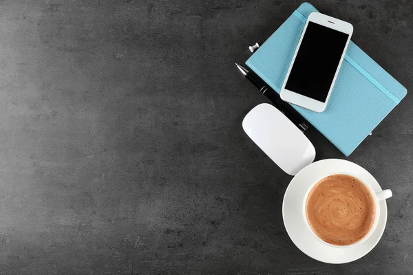 Vista superior da mesa de escritório com café — Fotografia de Stock